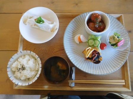昼食　富士見町に最近できたキエルトティエで、鱈の包み焼、ミートボール、揚げ卵等