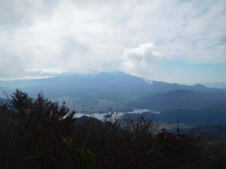 10:35　黒岳展望台より　河口湖と雲を纏う富士山