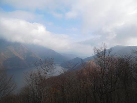9:01　三湖台展望台より　眼下に西湖、青木ヶ原樹海や大室山も、富士山は雲の中
