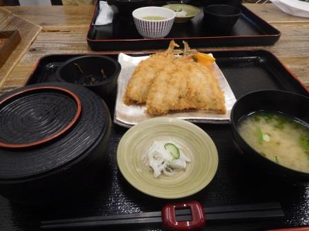 12:18　昼食　内海漁協経営イケスヤ　上さんの頼んだアジフライ定食