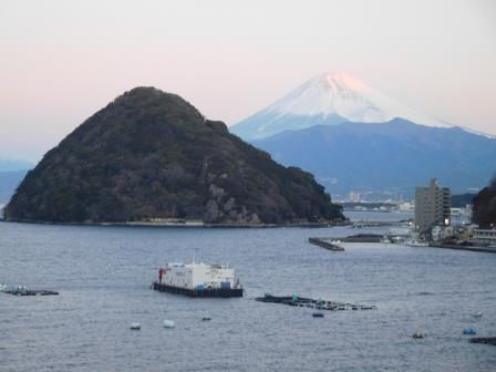 6:54　部屋より　ほんのりとピンクに染まる朝焼けの富士山