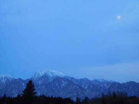 朝6時半、日の出前、甲斐駒ケ岳に月