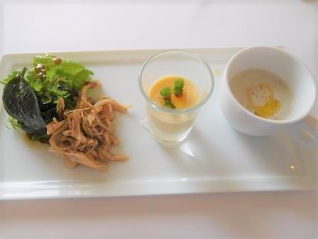 昼食　ロカンダアブラッチ<br/>前菜　鶏肉を添えたサラダ、パルメザンチーズの茶碗蒸し風、菊芋のスープ