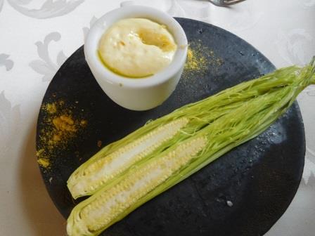 玉蜀黍のスープとヤングコーン<br/>パリパリのディップ用のスティックがついていたのだが、撮る前に手をつけしまった