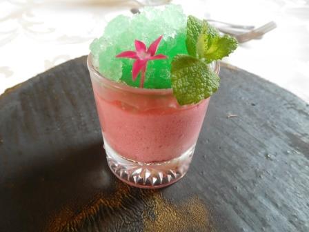 口直し　ミントのシャーベットとラズベリームース