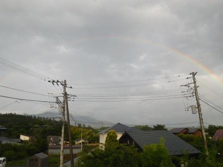 夕方6時5分、雨が上がり南から東の空に虹