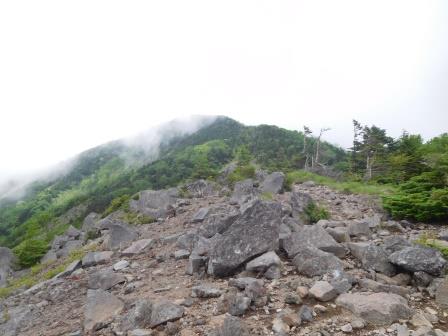 12:20　前三ツ頭より　霧の中から現れた三ツ頭