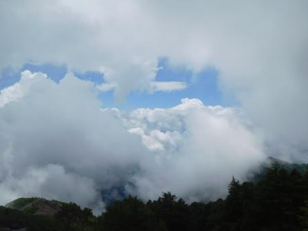 12:20　前三ツ頭より　束の間の青空　雲が美しい