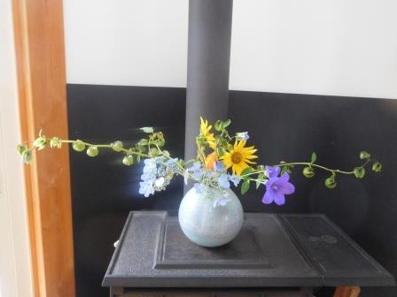 上さんが生けた花、両翼は青花鬼灯の蕾