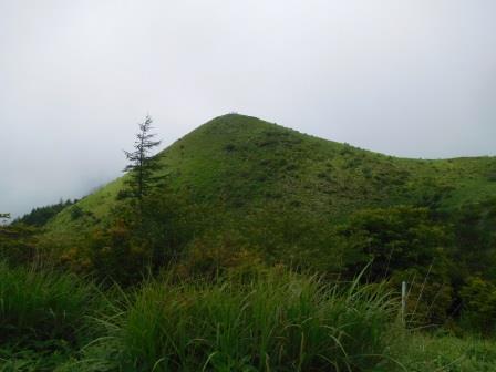 10:09　小山より　飯盛山　山頂に5人の登山者　今日見た人影はこれだけ