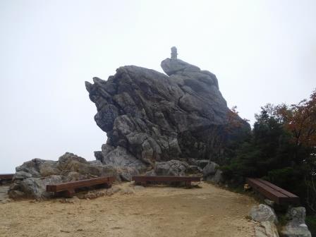 12:25　金峰山小屋の上にあるベンチと岩塊