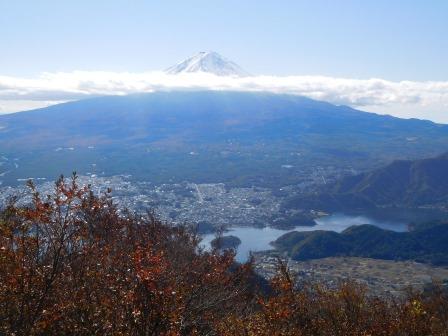 11:03　黒岳展望台より　富士山と河口湖、右端には登ったことがある足和田山