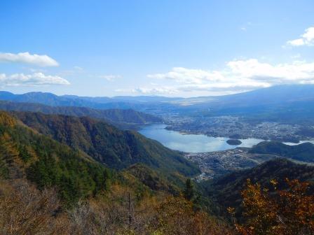 12:34　新道峠　FUJIYAMAツインテラスのファーストテラスより　河口湖、富士山は雲の中