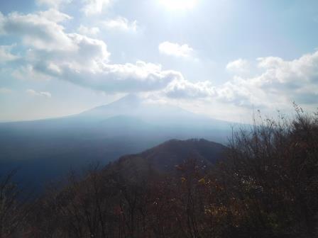 9:33　パノラマ台より　雲のかかる富士山と霞む大室山、手前、城山
