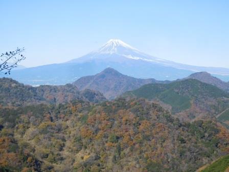 11:56　富士山の前衛は紅葉の低山