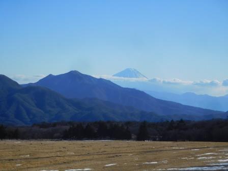 展望台隣接の牧場の小径より　茅ヶ岳と富士山