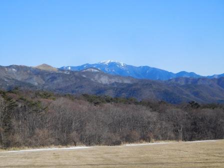 展望台隣接の牧場の小径より　左から、飯盛山、瑞牆山、雪を抱く金峰山