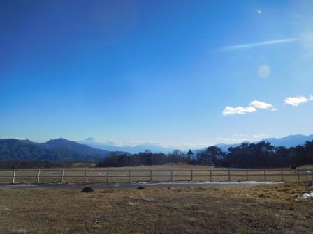 キープ協会に戻って来て一休憩、遮るもののない牧場は山並みのパノラマ