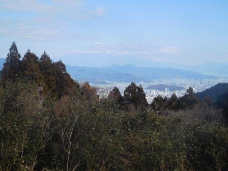 11:41　満観峰山頂より　薄っすらと見える雲のかかった富士山