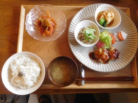 13:20　昼食　富士見町　キエルトティエ<br/>ポークソテー、いかのトマト煮、揚げ出し豆腐、マカロニのゆかり和え