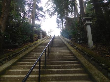 11:28　油山寺　薬師本堂へ続く最後の階段