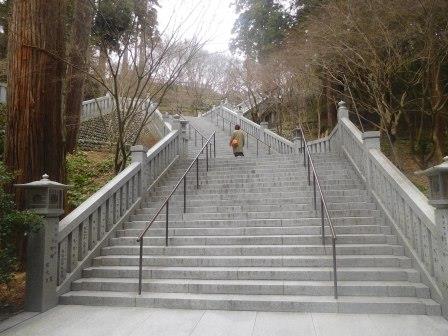 12:41　法多山尊永寺　本堂へ続く長い階段