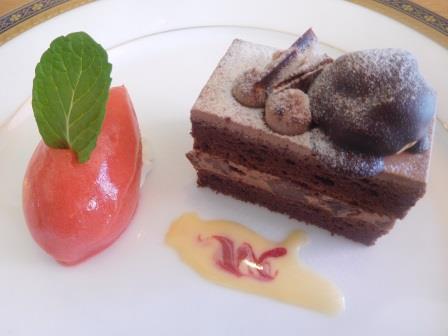 デザート　苺のシャーベットとチョコレートケーキ