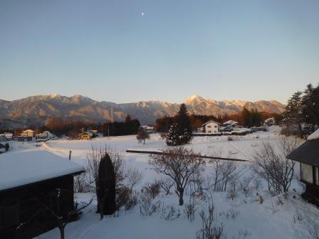 2月11日（土）　雪が上がった朝の南アルプスに月