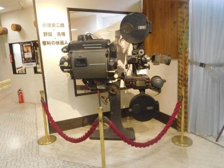 11:02　陸橋を挟んだ商業施設内にあった小津安二郎監督ゆかりの展示、映写機