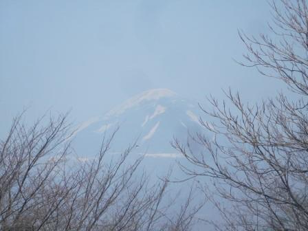 11:55　霞む雪を抱く蓼科山