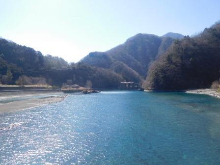 10:35　発電用ダムでせき止められた奈良田湖