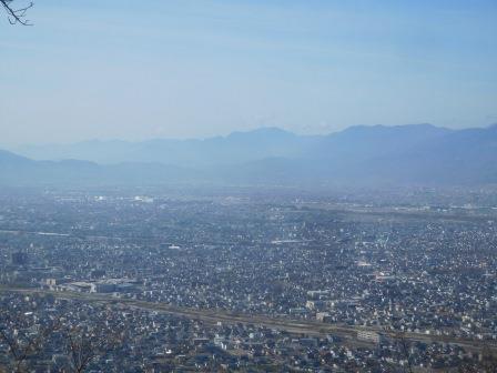 9:15　サービスセンター展望台より　甲府盆地と真中に見える山が先週登った七面山