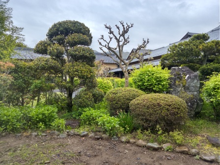10:55　高井鴻山記念館　鴻山は市村家12代当主　鴻山愛用の火鉢が置かれた2階からの庭の眺め