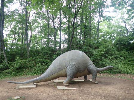 ピクニック広場より　何で、現物大なのか大きな恐竜のオブジェ・・・