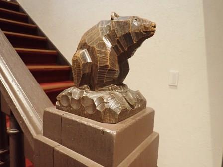 階段に熊の木彫