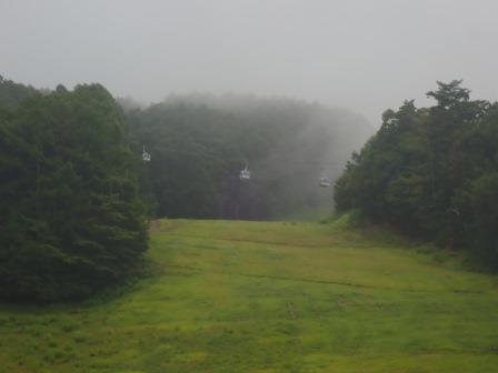 8:51　霧雨にけぶるゲレンデとゴンドラリフト
