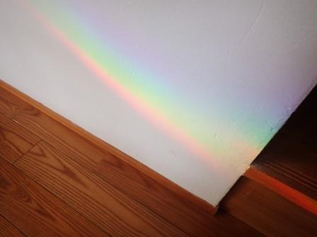 朝方、部屋に虹