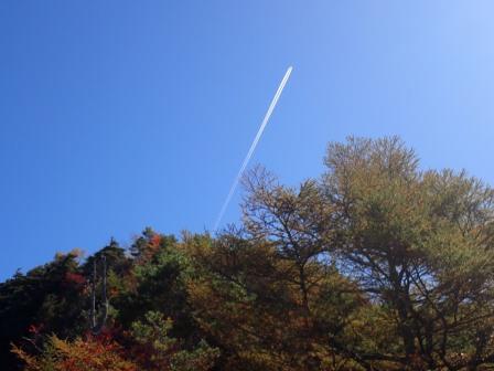 10:37　天狗山に飛行機雲