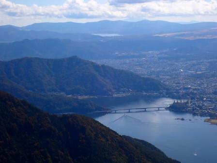11:18　Fujiyamaツインテラスのファーストテラスより。奥、山中湖、眼下、河口湖