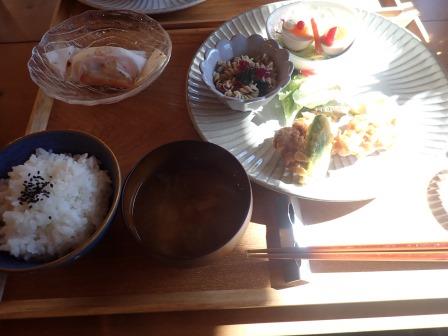 昼食　富士見町　キエルトティエ、メインはカレー風味の豚肉の天ぷらと鰈の包み焼きだったかな