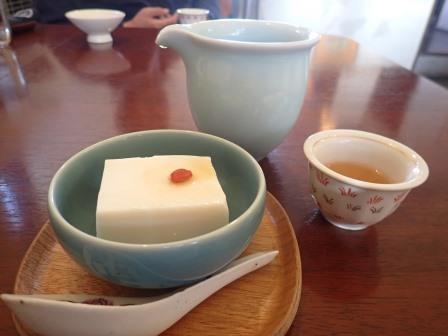 追加で注文した杏仁豆腐と、二種目のお茶、台湾の紅茶