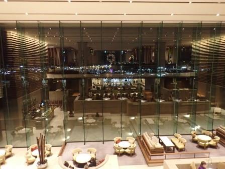 日本平ホテル二階ロビーより一階のレストランテラス、静岡市の夜景
