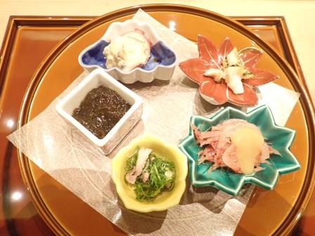 夕食、お目当ての富貴庵、先付け、もずく、蛸、つぶ貝、桜海老、鮪の三味線？