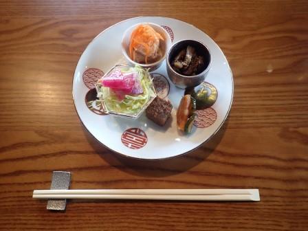 小淵沢PAUSEで11時半より昼食、前菜１、キャベツのコールスロー・カジキ・滝野川牛蒡