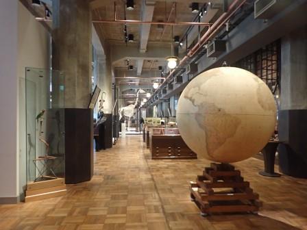 14:55　JPタワー学術総合ミュージアム　2F　手前に地球儀、奥にキリンの骨格標本