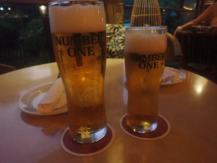 18:43　夕食は、昨日は生演奏をやっていたホテルのバーで、NO1の生ビール