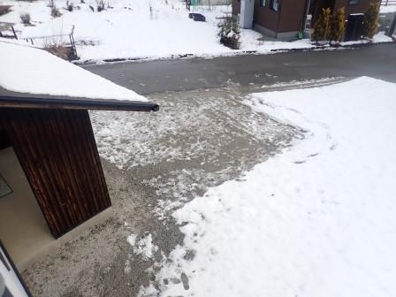 、2月26日（月）20㎝程の積雪、開店前に30分程、駐車場の雪掻き