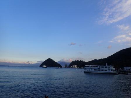 6:27　朝の散歩　淡島、富士山、遊覧船