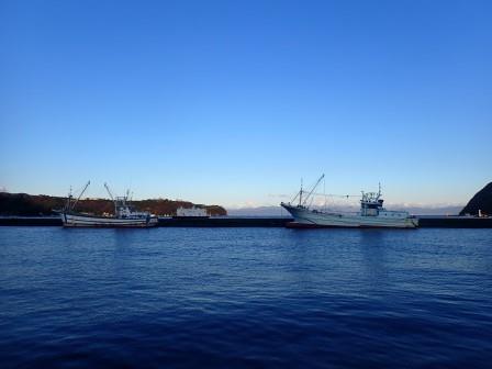 6:49　内浦港と漁船