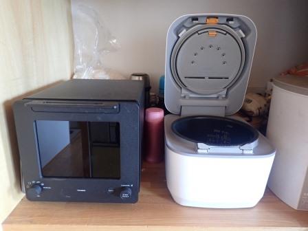 左、今年3月に3月に新規に購入したオーブントースター、右、昨年9月に新調した炊飯器